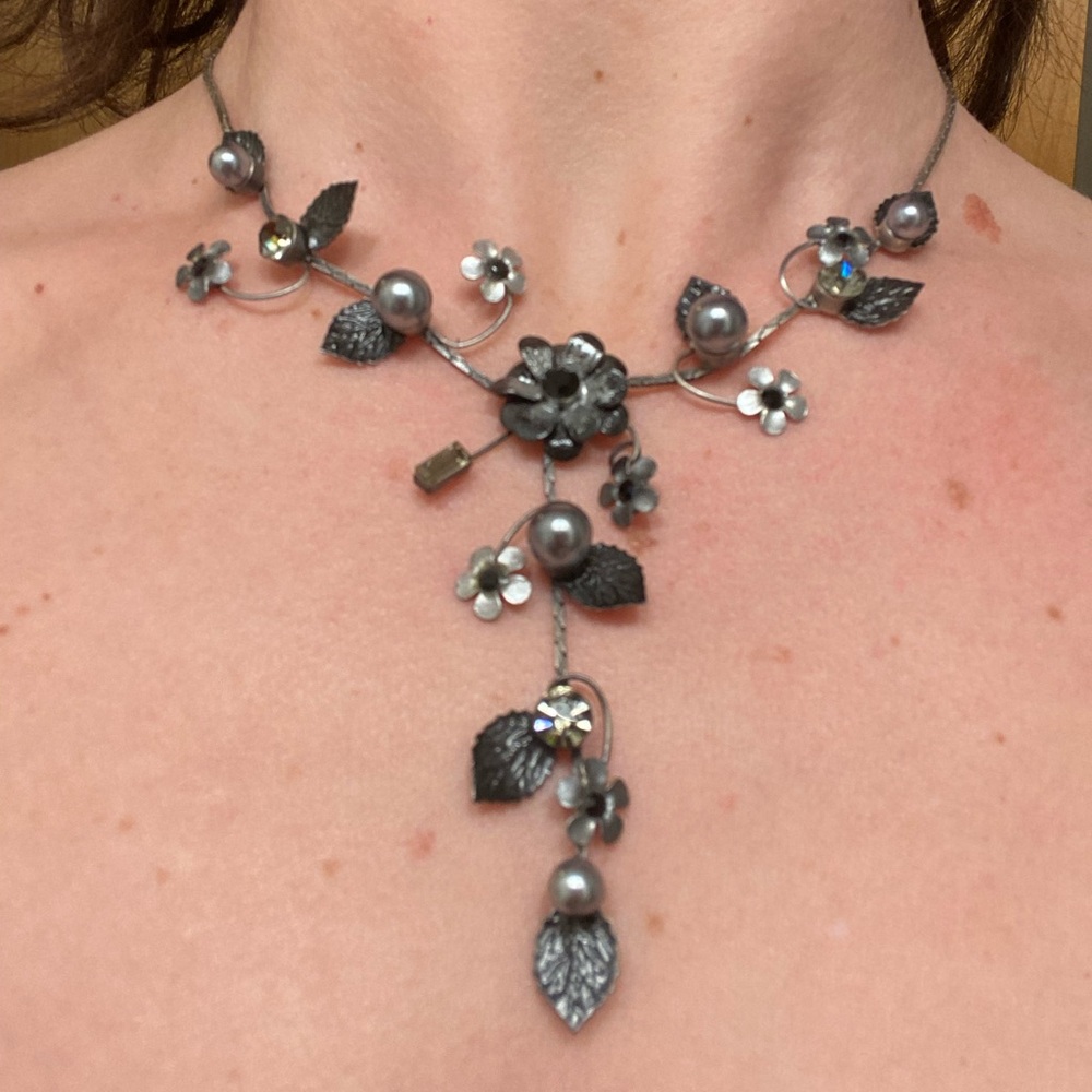 Elegant Silver Necklace with Intricate Detailing